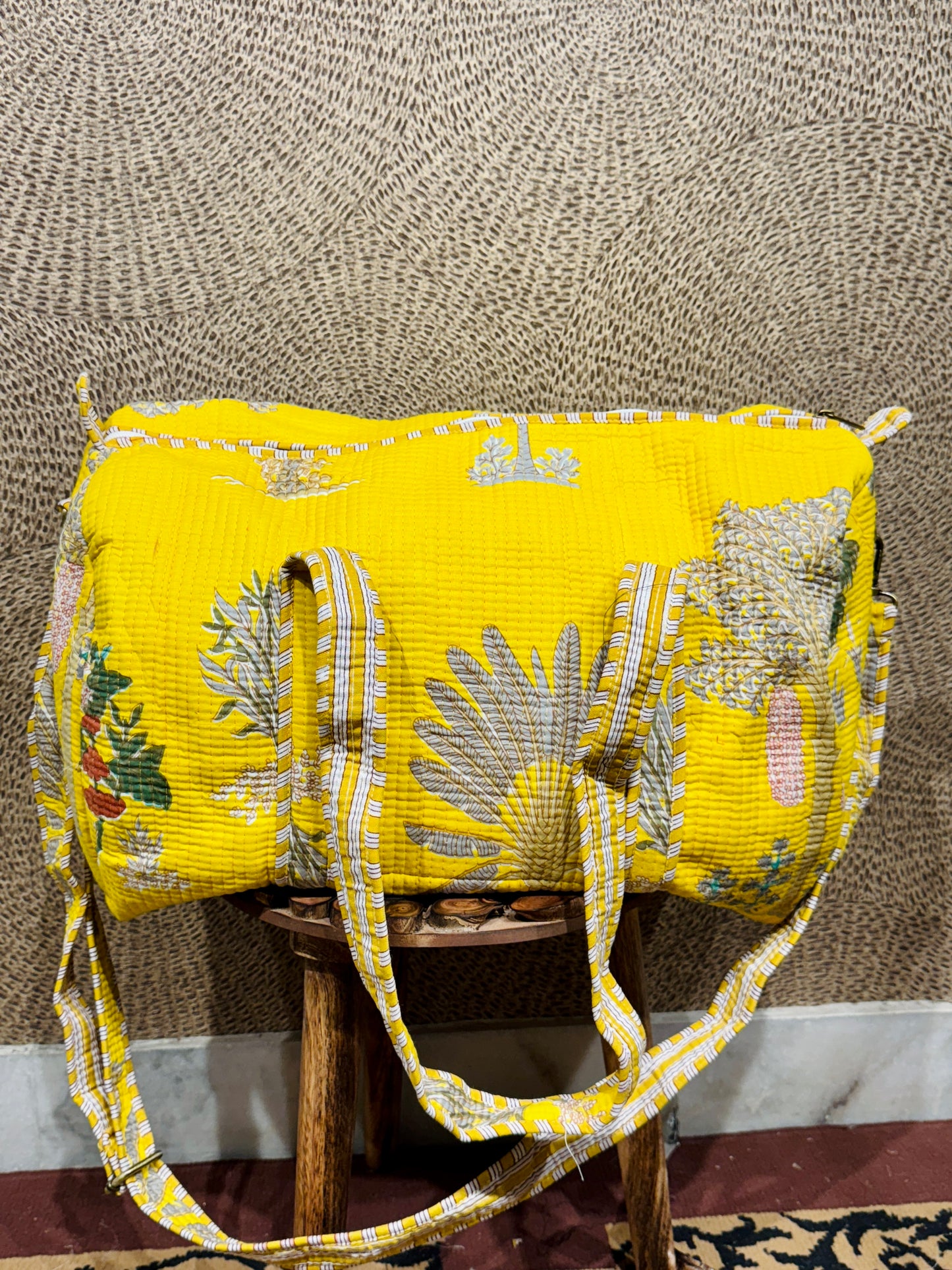 Charitra gumakkad jhola duffel bag